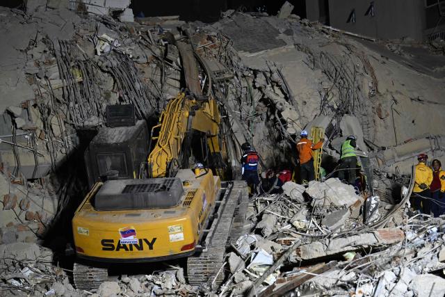 Rescue teams operate heavy machinery at the site of a collapsed building in Caracas on June 25, 2026, following earthquakes. Desperate Venezuelans raced to find and rescue loved ones trapped alive beneath the rubble of collapsed buildings after two major earthquakes, measured at magnitudes 7.2 and 7.5, hit northern Venezuela killing at least 235 people and leaving more than 1,500 injured. (Photo by Juan BARRETO / AFP)