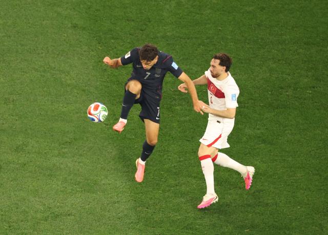 US midfielder #07 Giovanni Reyna and Turkey's midfielder #06 Orkun Kokcu fight for the ball during the 2026 World Cup Group D football match between Turkey and USA at the Los Angeles Stadium in Inglewood on June 25, 2026.  (Photo by Etienne LAURENT / AFP)