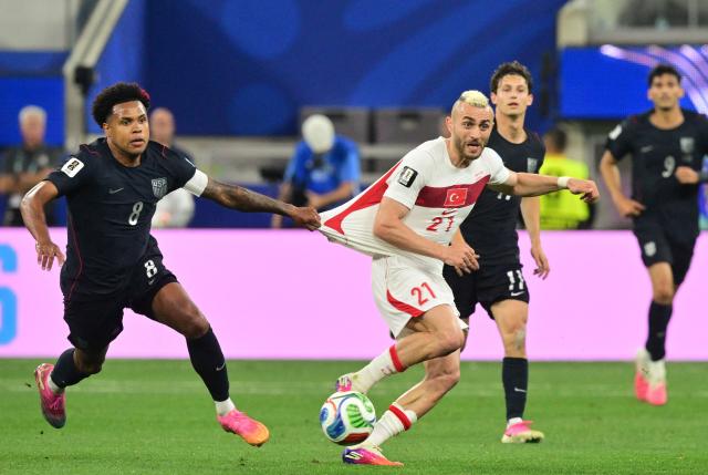 US midfielder #08 Weston McKennie and Turkey's forward #21 Baris Alper Yilmaz fight for the ball during the 2026 World Cup Group D football match between Turkey and USA at the Los Angeles Stadium in Inglewood on June 25, 2026.  (Photo by Frederic J. BROWN / AFP)