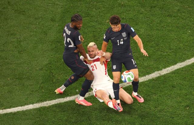 US defender #22 Mark McKenzie and US midfielder #14 Sebastian Berhalter fight for the ball with Turkey's forward #21 Baris Alper Yilmaz during the 2026 World Cup Group D football match between Turkey and USA at the Los Angeles Stadium in Inglewood on June 25, 2026.  (Photo by Etienne LAURENT / AFP)