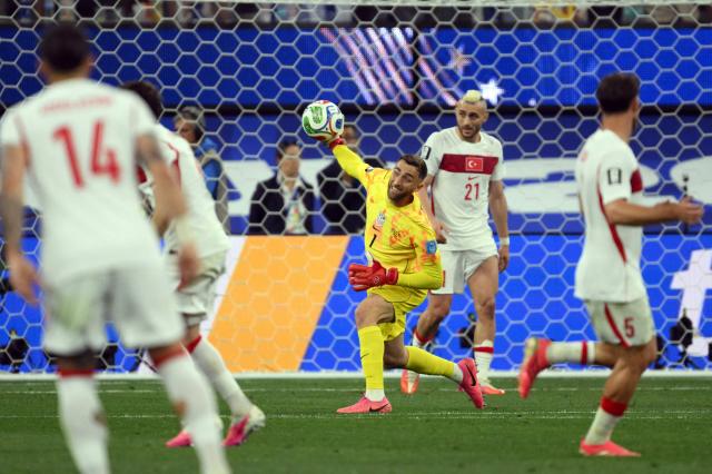US goalkeeper #01 Matt Turner (C) throws a ball during the 2026 World Cup Group D football match between Turkey and USA at the Los Angeles Stadium in Inglewood on June 25, 2026.  (Photo by Patrick T. FALLON / AFP)