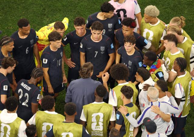 US Argentine head coach Mauricio Pochettino (C) speaks with players during the 2026 World Cup Group D football match between Turkey and USA at the Los Angeles Stadium in Inglewood on June 25, 2026.  (Photo by Etienne LAURENT / AFP)