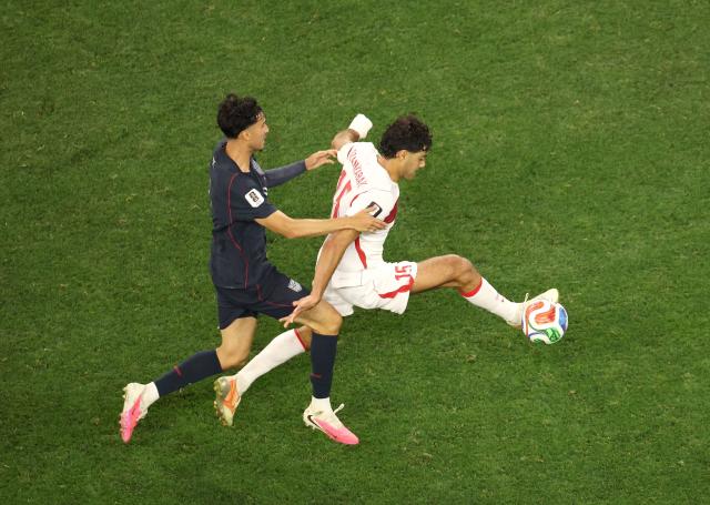 US forward #09 Ricardo Pepi and Turkey's defender #15 Ozan Kabak fight for the ball the 2026 World Cup Group D football match between Turkey and USA at the Los Angeles Stadium in Inglewood on June 25, 2026.  (Photo by Etienne LAURENT / AFP)