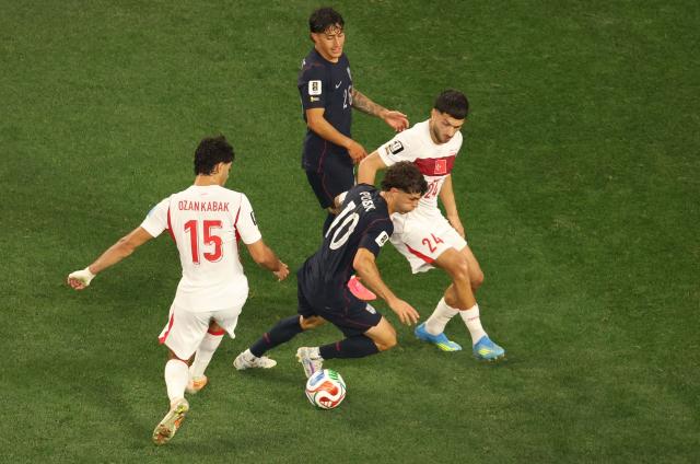 US forward #10 Christian Pulisic, Turkey's defender #15 Ozan Kabak and forward #24 Oguz Aydin fight for the ball during the 2026 World Cup Group D football match between Turkey and USA at the Los Angeles Stadium in Inglewood on June 25, 2026.  (Photo by ETIENNE LAURENT / AFP)