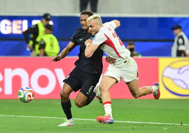US defender #06 Auston Trusty and Turkey's forward #21 Baris Alper Yilmaz fight for the ball during the 2026 World Cup Group D football match between Turkey and USA at the Los Angeles Stadium in Inglewood on June 25, 2026.  (Photo by Frederic J. Brown / AFP)
