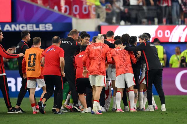 Turkey's players celebrate after winning the 2026 World Cup Group D football match between Turkey and USA at the Los Angeles Stadium in Inglewood on June 25, 2026.  (Photo by Patrick T. FALLON / AFP)