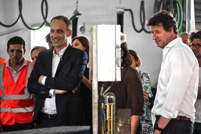 Place publique's centre-left party leader and MEP Raphael Glucksmann (2ndL) and green party Les Ecologists senator Yannick Jadot (R) watch operations during a visit to the Envie 2E Aquitaine professional insertion company, in Artigues-pres-Bordeaux, outside Bordeaux, southwestern France on June 26, 2026. (Photo by Christophe ARCHAMBAULT / AFP)