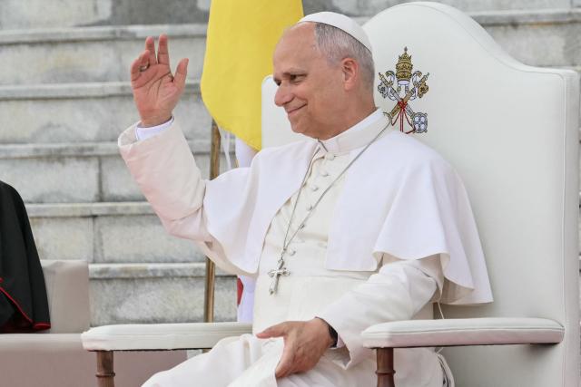 (FILES) Pope Leo XIV waves to the crowd as he arrives to meet with the World of Culture at the Leon XIV Campus of the National University in Malabo on the ninth day of an 11-day apostolic journey to Africa, on April 21, 2026. Pope Leo XIV will celebrate a mass in Paris on the Place de la Concorde and the Champs-Elysees on September 26, 2026 during his visit to France, Paris Archbishop Laurent Ulrich told AFP on June 26, 2026. The open-air mass, scheduled for early afternoon, is expected to draw around 500,000 people, according to the diocese. (Photo by Alberto PIZZOLI / AFP)