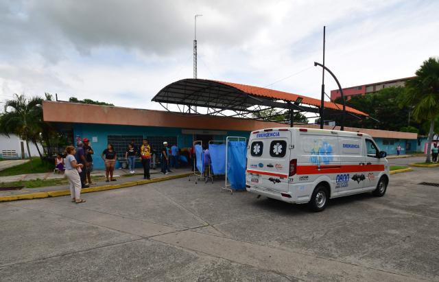 Rescue workers and paramedic set up an improvised care center in Moron, state of Carabobo, Venezuela, on June 26, 2026, following deadly earthquakes. Using heavy equipment or their bare hands, rescuers and volunteers searched for survivors of the twin earthquake in Venezuela, which has officially left 589 dead and, according to estimates, thousands missing. (Photo by Orlando Obispo / AFP)
