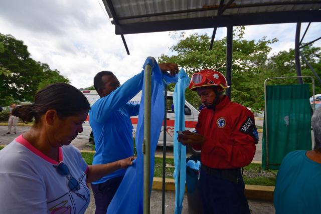 Rescue workers and paramedic set up an improvised care center in Moron, state of Carabobo, Venezuela, on June 26, 2026, following deadly earthquakes. Using heavy equipment or their bare hands, rescuers and volunteers searched for survivors of the twin earthquake in Venezuela, which has officially left 589 dead and, according to estimates, thousands missing. (Photo by Orlando Obispo / AFP)