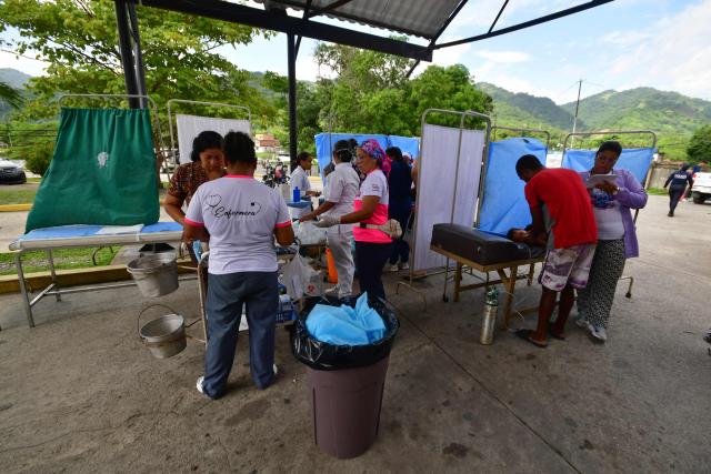 Rescue workers and paramedic set up an improvised care center in Moron, state of Carabobo, Venezuela, on June 26, 2026, following deadly earthquakes. Using heavy equipment or their bare hands, rescuers and volunteers searched for survivors of the twin earthquake in Venezuela, which has officially left 589 dead and, according to estimates, thousands missing. (Photo by Orlando Obispo / AFP)