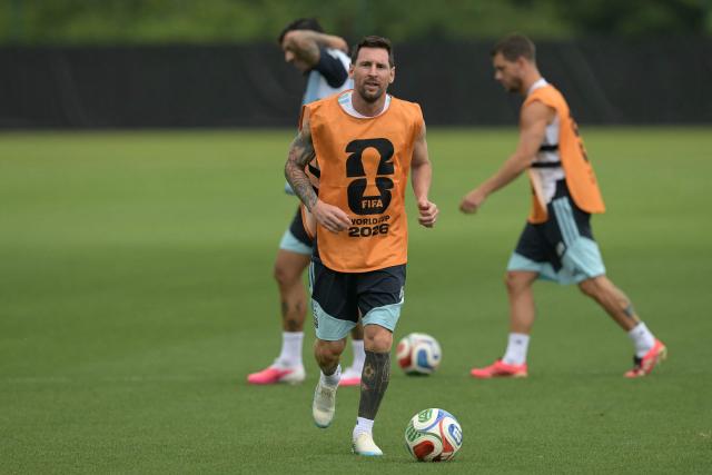Argentina's forward #10 Lionel Messi (C) takes part in an MD-1 training session at the Compass Minerals National Performance Center in Kansas City on June 26, 2026, on the eve of the 2026 World Cup Group J football match between Jordan and Argentina. (Photo by JUAN MABROMATA / AFP)