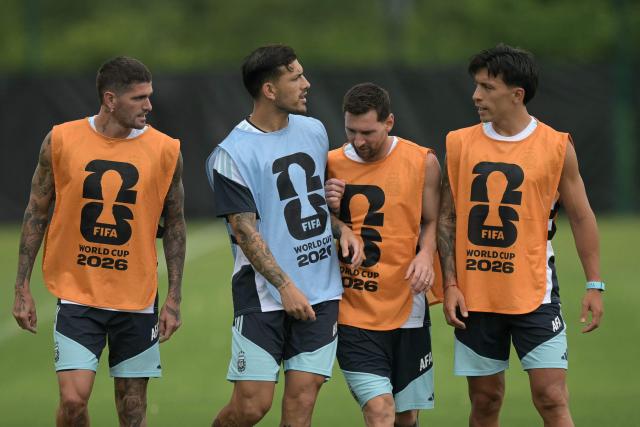 Argentina's midfielder #05 Leandro Paredes (2nd L) and Argentina's forward #10 Lionel Messi (2nd R) react flanked by Argentina's midfielder #07 Rodrigo De Paul (L) and Argentina's defender #06 Lisandro Martinez (R) during an MD-1 training session at the Compass Minerals National Performance Center in Kansas City on June 26, 2026, on the eve of the 2026 World Cup Group J football match between Jordan and Argentina. (Photo by JUAN MABROMATA / AFP)