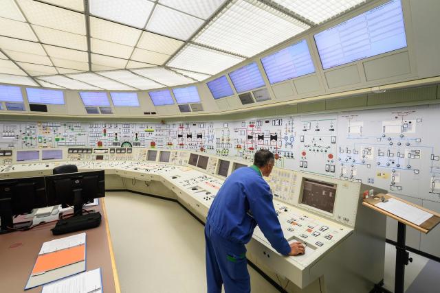 (FILES) An employee works in the control room of Switzerland's Beznau nuclear plant near Dottingen, on July 9, 2019. Switzerland's Beznau nuclear plant halts operations due to heatwave. (Photo by Fabrice COFFRINI / AFP)