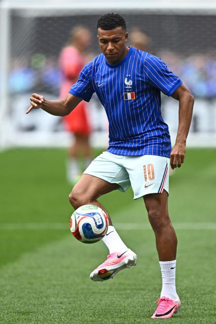 France's forward #10 Kylian Mbappe takes part in the warm-up ahead of the 2026 World Cup Group I football match between Norway and France at the Boston Stadium in Foxborough on June 26, 2026.  (Photo by Jewel SAMAD / AFP)