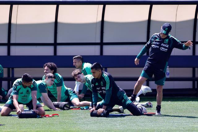 Mexico's head coach Javier Aguirre (R) and goalkeeper #01 Raul Rangel (2nd-R) take part in a training session at the Centro de Alto Rendimiento (CAR) in Mexico City on June 26, 2026, during the 2026 World Cup football tournament.  (Photo by Rodrigo Oropeza / AFP)