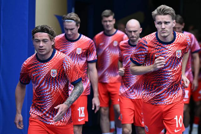 Norway's midfielder #10 Martin Odegaard enters the pitch alongside teamamtes to take part in the warm-up ahead of the 2026 World Cup Group I football match between Norway and France at the Boston Stadium in Foxborough on June 26, 2026.  (Photo by Jewel SAMAD / AFP)