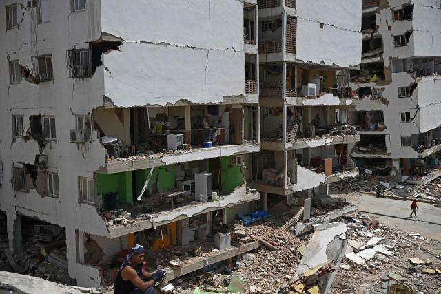 EDITORS NOTE: Graphic content / A view shows heavily damaged apartment buildings with exposed interiors amid rubble in Catia La Mar, La Guaira, Venezuela, on June 26, 2026, following earthquakes. The death toll from two powerful earthquakes that devastated Venezuela earlier this week rose to 920 on June 26, National Assembly President Jorge Rodriguez said. (Photo by Federico PARRA / AFP)