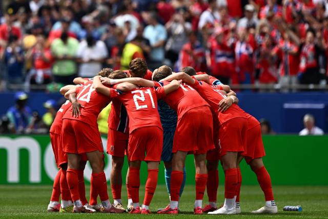 Norway's players gather in a circle ahead of the 2026 World Cup Group I football match between Norway and France at the Boston Stadium in Foxborough on June 26, 2026.  (Photo by Jewel SAMAD / AFP)