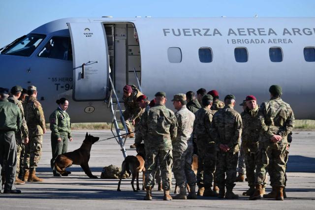 Argentine Navy rescue personnel with sniffer dogs board an Argentine Air Force Embraer ERJ 140 aircraft at El Palomar Air Base, on the outskirts of Buenos Aires, Argentina, on June 26, 2026, as they depart for Venezuela to assist rescue operations following deadly earthquakes. The death toll from two powerful earthquakes that devastated Venezuela earlier this week rose to 920 on June 26, National Assembly President Jorge Rodriguez said. (Photo by Luis ROBAYO / AFP)