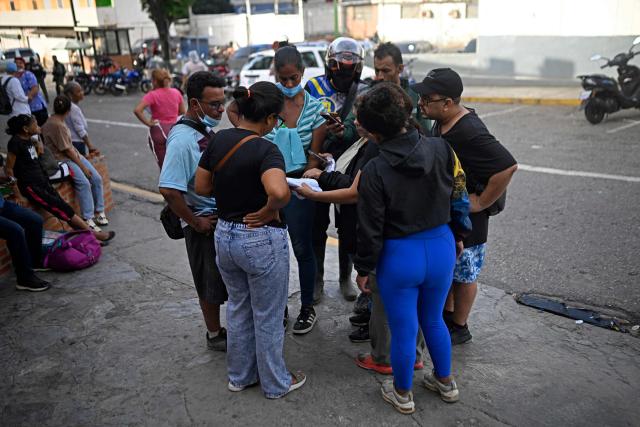 Relatives check a list of injured patients outside the Pariata Hospital in La Guaira state, Venezuela, on June 26, 2026, following deadly earthquakes. The death toll from two powerful earthquakes that devastated Venezuela earlier this week rose to 920 on June 26, National Assembly President Jorge Rodriguez said. (Photo by Federico PARRA / AFP)