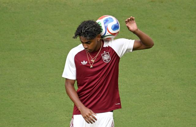 Spain's forward #19 Lamine Yamal takes part in the warm-up ahead of the 2026 World Cup Group H football match between Uruguay and Spain at the Guadalajara Stadium in Zapopan on June 26, 2026.  (Photo by Alfredo ESTRELLA / AFP)