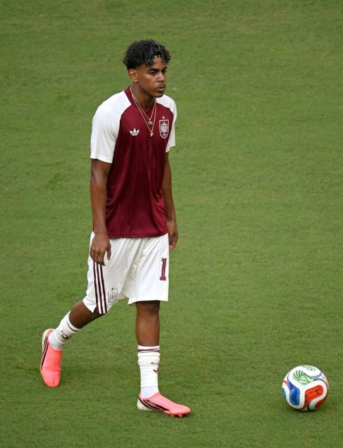 Spain's forward #19 Lamine Yamal takes part in the warm-up ahead of the 2026 World Cup Group H football match between Uruguay and Spain at the Guadalajara Stadium in Zapopan on June 26, 2026.  (Photo by Alfredo ESTRELLA / AFP)