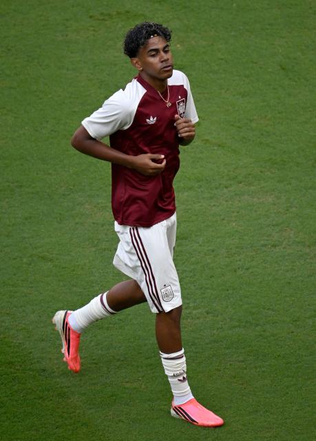 Spain's forward #19 Lamine Yamal takes part in the warm-up ahead of the 2026 World Cup Group H football match between Uruguay and Spain at the Guadalajara Stadium in Zapopan on June 26, 2026.  (Photo by Alfredo ESTRELLA / AFP)