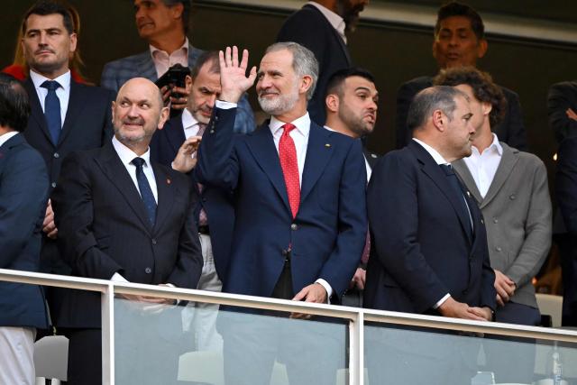 Spain's King Felipe VI waves alongside the President of the Royal Spanish Football Federation Rafael Louzan (L) and CONCACAF President Victor Mmontagliani ahead of the 2026 World Cup Group H football match between Uruguay and Spain at the Guadalajara Stadium in Zapopan on June 26, 2026.  (Photo by CARL DE SOUZA / AFP)