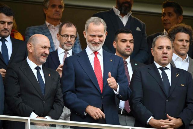 Spain's King Felipe VI gestures alongside the President of the Royal Spanish Football Federation Rafael Louzan (L) and CONCACAF President Victor Mmontagliani ahead of the 2026 World Cup Group H football match between Uruguay and Spain at the Guadalajara Stadium in Zapopan on June 26, 2026.  (Photo by CARL DE SOUZA / AFP)