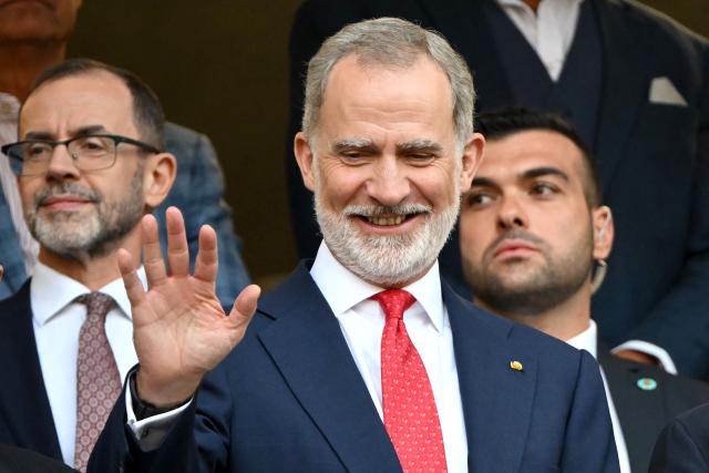Spain's King Felipe VI waves ahead of the 2026 World Cup Group H football match between Uruguay and Spain at the Guadalajara Stadium in Zapopan on June 26, 2026.  (Photo by CARL DE SOUZA / AFP)