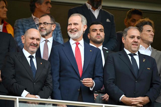 Spain's King Felipe VI gestures alongside the President of the Royal Spanish Football Federation Rafael Louzan and concacaf president Victor Mmontagliani ahead of the 2026 World Cup Group H football match between Uruguay and Spain at the Guadalajara Stadium in Zapopan on June 26, 2026.  (Photo by CARL DE SOUZA / AFP)