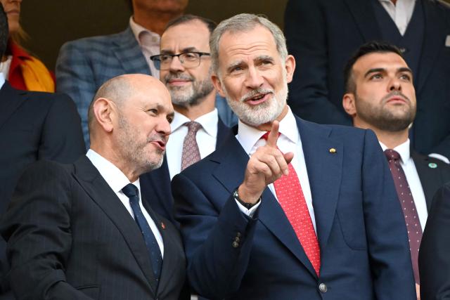 Spain's King Felipe VI talks with the President of the Royal Spanish Football Federation Rafael Louzan ahead of the 2026 World Cup Group H football match between Uruguay and Spain at the Guadalajara Stadium in Zapopan on June 26, 2026.  (Photo by CARL DE SOUZA / AFP)