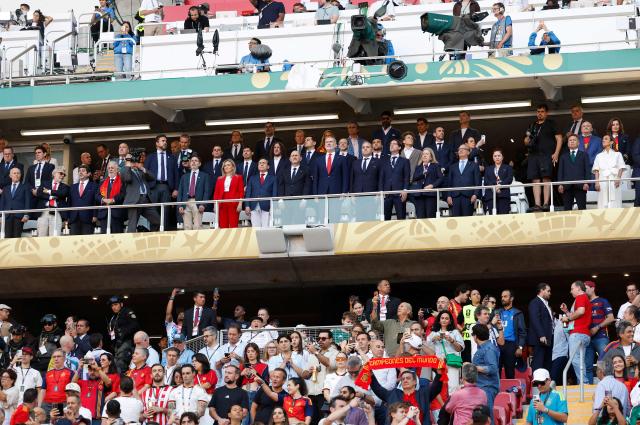 Spain's King Felipe VI (C) alongside the President of the Royal Spanish Football Federation Rafael Louzan (C-L) and CONCACAF President Victor Mmontagliani (C-R) are seen ahead of the 2026 World Cup Group H football match between Uruguay and Spain at the Guadalajara Stadium in Zapopan on June 26, 2026.  (Photo by Ulises RUIZ / AFP)
