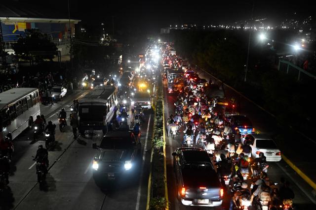 Traffic builds up on the highway between Caracas and La Guaira near the Jose Maria Vargas sports complex in Maiquetia, Vargas State, Venezuela, on June 26, 2026, following deadly earthquakes that struck the country. The death toll from two powerful earthquakes that devastated Venezuela earlier this week rose to 920 on June 26, National Assembly President Jorge Rodriguez said. (Photo by Federico PARRA / AFP)
