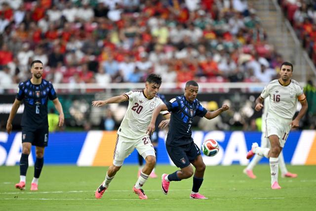 Uruguay's midfielder #07 Nicolas de la Cruz and Spain's midfielder #20 Pedri fight for the ball during the 2026 World Cup Group H football match between Uruguay and Spain at the Guadalajara Stadium in Zapopan on June 26, 2026.  (Photo by CARL DE SOUZA / AFP)