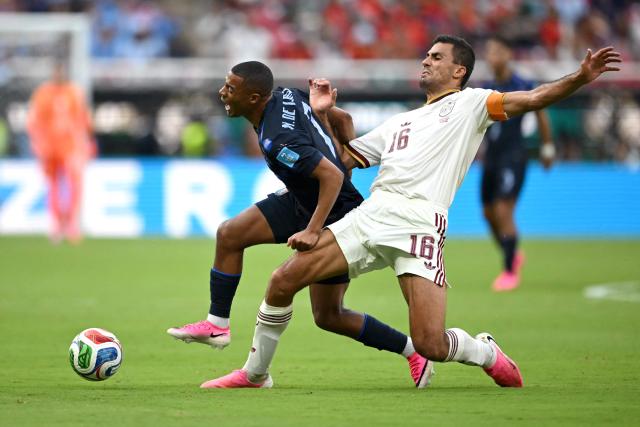 Uruguay's midfielder #07 Nicolas de la Cruz and Spain's midfielder #16 Rodri fight for the ball during the 2026 World Cup Group H football match between Uruguay and Spain at the Guadalajara Stadium in Zapopan on June 26, 2026.  (Photo by CARL DE SOUZA / AFP)