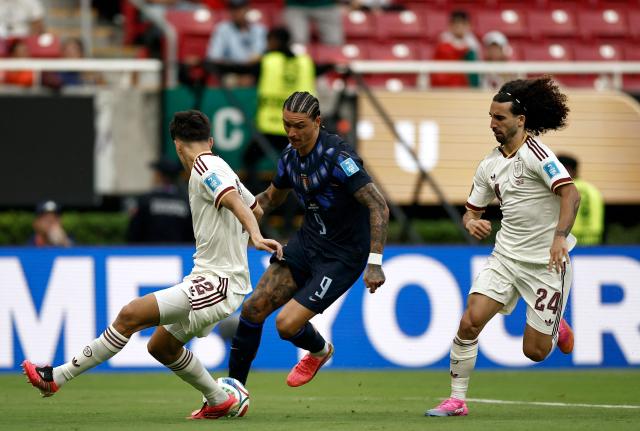 Spain's defender #22 Pau Cubarsi, Uruguay's forward #09 Darwin Nunez and Spain's defender #24 Marc Cucurella fight for the ball during the 2026 World Cup Group H football match between Uruguay and Spain at the Guadalajara Stadium in Zapopan on June 26, 2026.  (Photo by Ulises RUIZ / AFP)