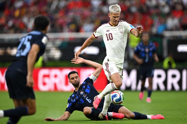 Uruguay's midfielder #06 Rodrigo Bentancur and Spain's forward #10 Dani Olmo fight for the ball during the 2026 World Cup Group H football match between Uruguay and Spain at the Guadalajara Stadium in Zapopan on June 26, 2026.  (Photo by CARL DE SOUZA / AFP)