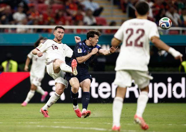 Spain's defender #14 Aymeric Laporte and Uruguay's forward #21 Federico Vinas fight for the ball during the 2026 World Cup Group H football match between Uruguay and Spain at the Guadalajara Stadium in Zapopan on June 26, 2026.  (Photo by Ulises RUIZ / AFP)