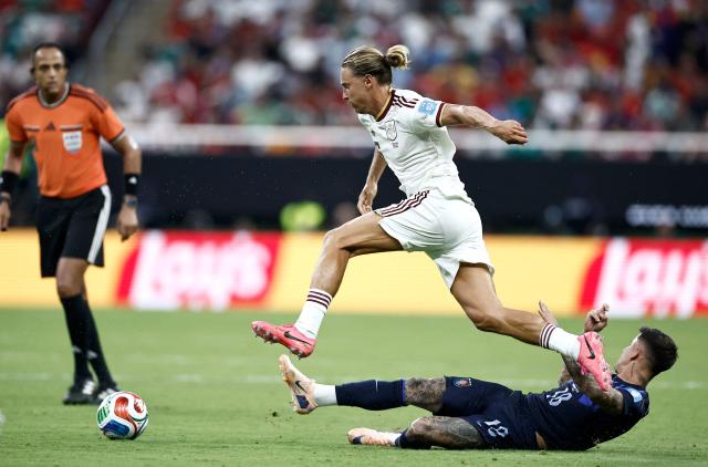 Spain's midfielder #05 Marcos Llorente and Uruguay's midfielder #18 Brian Rodriguez fight for the ball during the 2026 World Cup Group H football match between Uruguay and Spain at the Guadalajara Stadium in Zapopan on June 26, 2026.  (Photo by Ulises RUIZ / AFP)