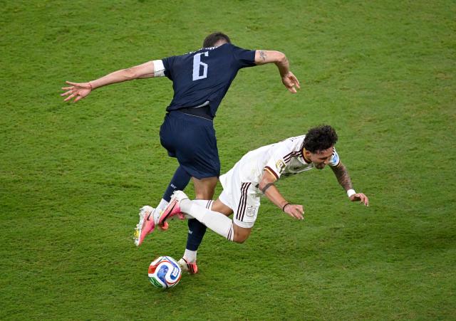 Uruguay's midfielder #06 Rodrigo Bentancur and Spain's forward #11 Yeremy Pino fight for the ball during the 2026 World Cup Group H football match between Uruguay and Spain at the Guadalajara Stadium in Zapopan on June 26, 2026.  (Photo by Alfredo ESTRELLA / AFP)