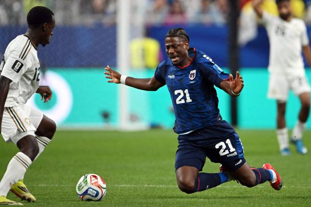 Saudi Arabia's defender #12 Saud Abdulhamid (L) challenges Cape Verde's midfielder #21 Nuno da Costa during the 2026 World Cup Group H football match between Cape Verde and Saudi Arabia at the Houston Stadium in Houston on June 26, 2026.  (Photo by RONALDO SCHEMIDT / AFP)