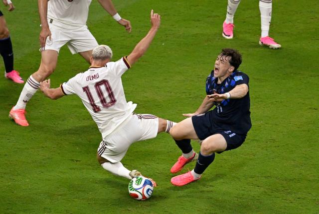 Spain's forward #10 Dani Olmo and Uruguay's forward #21 Federico Vinas fight for the ball during the 2026 World Cup Group H football match between Uruguay and Spain at the Guadalajara Stadium in Zapopan on June 26, 2026.  (Photo by Alfredo ESTRELLA / AFP)
