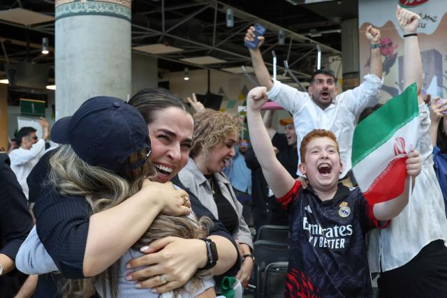 Iranians react as they watch the FIFA World Cup 2026 Group G football match between Egypt and Iran in Tehran on June 27, 2026. (Photo by AFP) / 
