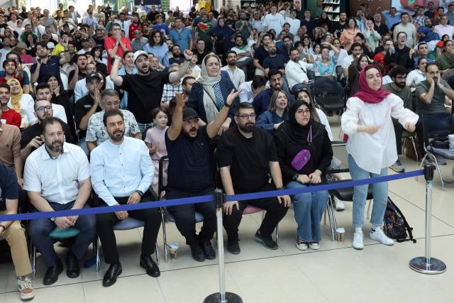 Iranians react as they watch the FIFA World Cup 2026 Group G football match between Egypt and Iran in Tehran on June 27, 2026. (Photo by AFP) / 