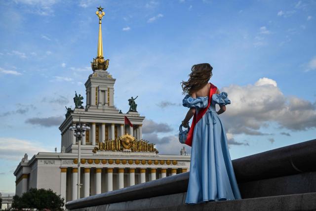 A high school graduate poses during the Moscow Graduation Party at the All-Russia Exhibition Centre (VDNKh) in Moscow on June 26, 2026 (Photo by Igor IVANKO / AFP)