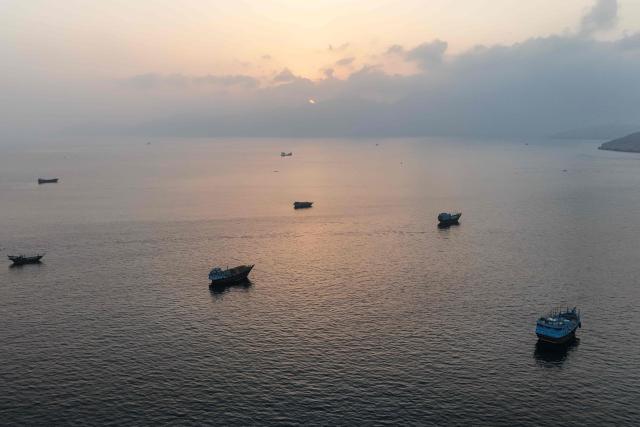 This aerial photograph shows boats anchored off Oman’s northern Musandam Peninsula near the Strait of Hormuz on June 27, 2026. Iran launched attacks on US sites in the Gulf in response to American strikes on the country, state media said on June 27, after Washington accused Tehran of attacking one of its cargo ships in the Strait of Hormuz. The trading of fire raised questions about efforts to keep the crucial waterway open while Washington and Tehran negotiate a final settlement to a war that began on February 28 with US and Israeli strikes on Iran. (Photo by AFP) / 