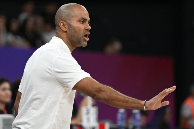 France's U17 national basketball head coach Tony Parker gives instructions to his players during the U17 Basketball World Cup group match between France and USA in Istanbul on June 27, 2026. (Photo by Ozan KOSE / AFP)