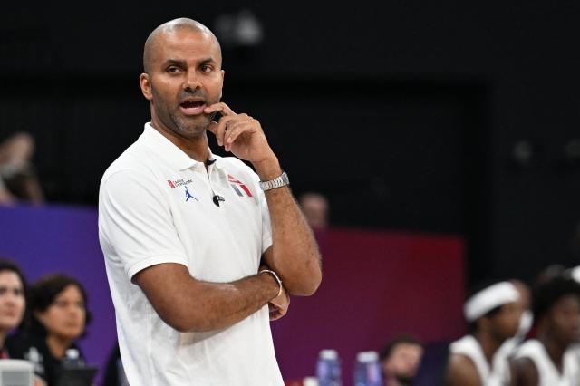France's U17 national basketball head coach Tony Parker gives instructions to his players during the U17 Basketball World Cup group match between France and USA in Istanbul on June 27, 2026. (Photo by Ozan KOSE / AFP)